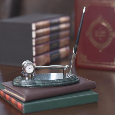 Подставка  с часами и ручкой "Правосудие", мраморная крошка/металл