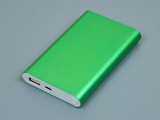 Универсальное зарядное устройство (8000mAh) зеленый