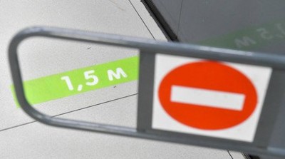 Наклейки "соблюдай дистанцию 1,5 м" для нанесения на пол и стены